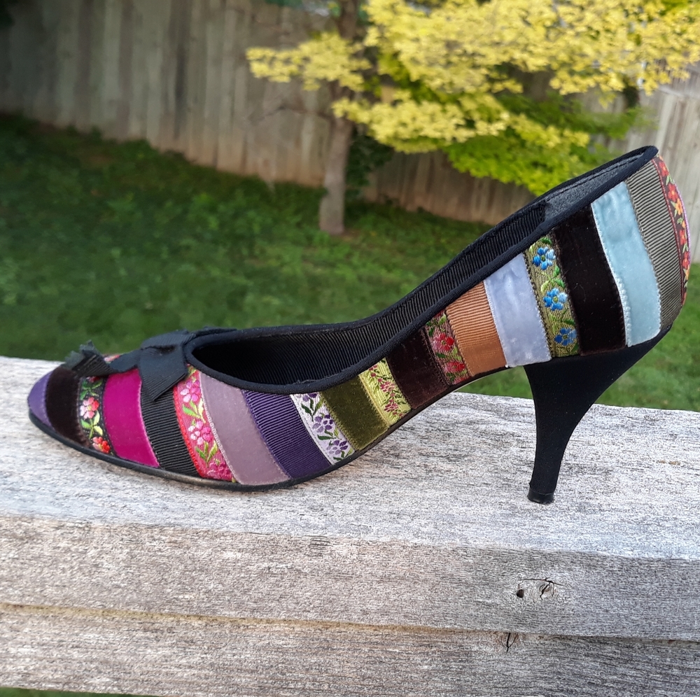 *Beverly Feldman Ribbon Striped Black Pumps 6.5 M